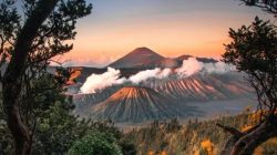 Wisata Pendakian 14 Gunung Api Terindah di Indonesia - Gurugeografi.id