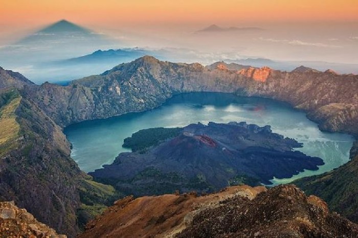 Wisata Gunung di Indonesia yang Jadi Tempat Favorit Wisata Tracking Terbaik di Gunung Indonesia