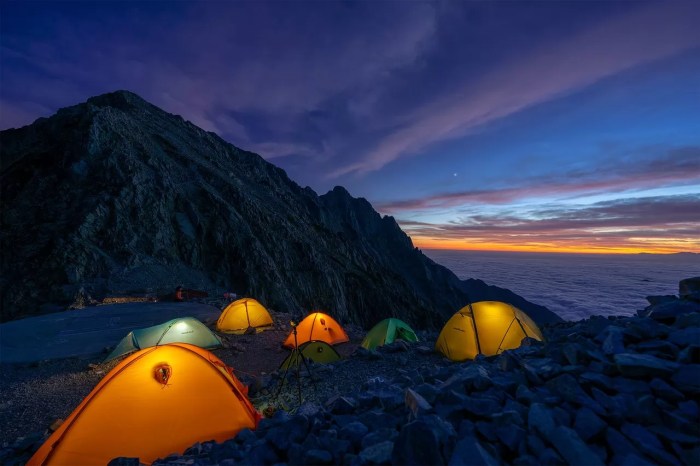 5 Tempat Camping dengan Pemandangan Spektakuler