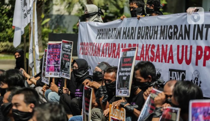 FOTO: Hari Migran Internasional, Massa Bawa Keranda di Depan Kemnaker ... FOTO: Hari Migran Internasional, Massa Bawa Keranda di Depan Kemnaker ...