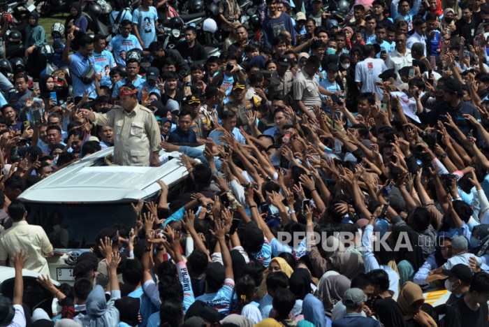 Aksi Prabowo Saat Panen Raya, Gunakan Traktor Besar