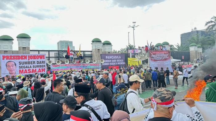 Aksi Massa di Washington: “Stop the War, Jail Trump!”