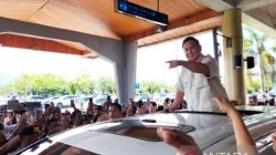 Aksi Prabowo Saat Panen Raya Gunakan Traktor Besar