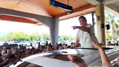 Aksi Prabowo Saat Panen Raya, Gunakan Traktor Besar