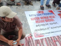 Aksi Massa di Washington Stop the War Jail Trump