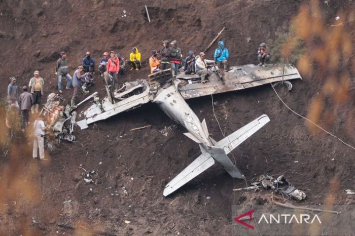 KNKT mulai investigasi awal di lokasi kecelakaan pesawat SAM Air ... Investigasi Kecelakaan Air India: Pesawat Jatuh dengan 265 Korban