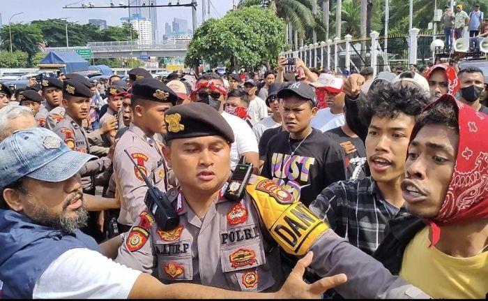 Mahasiswa Terlibat Bentrok dengan Polisi - poskota.co.id Garda Nasional Bentrok dengan Massa Pro-Imigran di LA