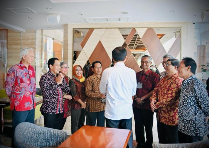 Kunjungi Reuni Fakultas Kehutanan UGM, Jokowi Tampil Santai Bersama Iriana