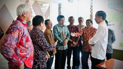 Kunjungi Reuni Fakultas Kehutanan UGM, Jokowi Tampil Santai Bersama Iriana