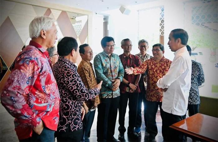Kunjungi Reuni Fakultas Kehutanan UGM, Jokowi Tampil Santai Bersama Iriana
