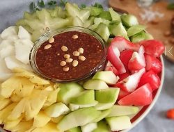 7 Resep Bumbu Rujak Kacang Pedas Manis untuk Cocolan Buah Segar
