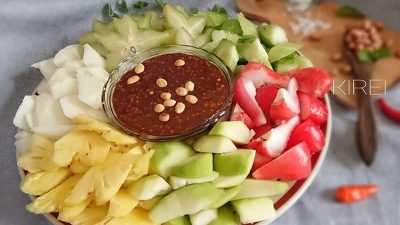 7 Resep Bumbu Rujak Kacang Pedas Manis untuk Cocolan Buah Segar
