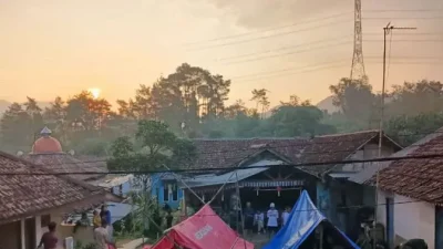 Rentetan Gempa Mengguncang, Warga Bogor Mengungsi ke Tenda Darurat
