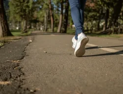 8 Manfaat Jalan Kaki Pagi Hari untuk Kesehatan Jantung Mental dan Kontrol Berat Badan