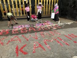 Perempuan Tabur Bunga di Polda Metro untuk Bebaskan Delpedro Dkk