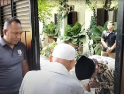 Jokowi Menyambut Kedatangan Abu Bakar Ba’asyir dengan Sungkem