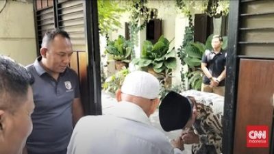 Jokowi Menyambut Kedatangan Abu Bakar Ba’asyir dengan Sungkem