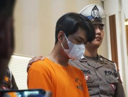 Pengemudi BMW Berlutut Minta Maaf ke Ibu Argo Mahasiswa UGM