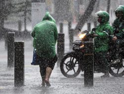 6 Pendapat Pakar Kesehatan dan Pejabat Terkait Air Hujan Jakarta yang Mengandung Mikroplastik