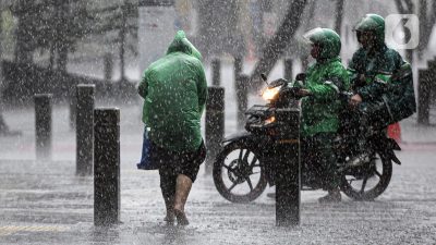 6 Pendapat Pakar Kesehatan dan Pejabat Terkait Air Hujan Jakarta yang Mengandung Mikroplastik