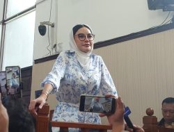 Nikita Mirzani Tampil Berbeda di Sidang Pledoi dengan Kerudung Putih
