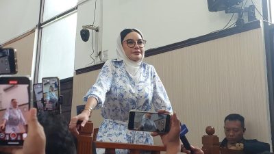 Nikita Mirzani Tampil Berbeda di Sidang Pledoi dengan Kerudung Putih