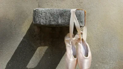 Seniman Inggris Mengubah Sepatu Balet Bekas Menjadi Perhiasan Menarik