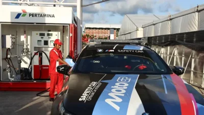 Mobil M5 Resmi Sebagai Mobil Keamanan MotoGP Mengisi Pertamax Turbo di Mandalika