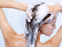 Tips Agar Kebiasaan Keramas Setiap Hari Tidak Merusak Rambut