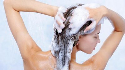 Tips Agar Kebiasaan Keramas Setiap Hari Tidak Merusak Rambut