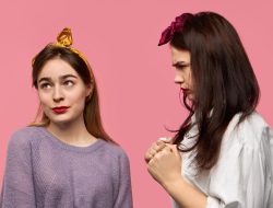 Tanda Tanda Dia Tidak Mau Berteman dengan Kamu Jangan Berjuang Sendirian