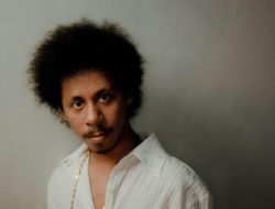 Raim Laode Rilis Versi Baru Pergilah Kasih Lagu Legendaris Chrisye dengan Sentuhan City Pop