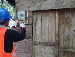 Warga Miskin di Banyuwangi Mendapatkan Sambungan Listrik Gratis