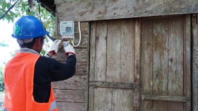 Warga Miskin di Banyuwangi Mendapatkan Sambungan Listrik Gratis