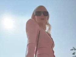 Lady Gaga Bergaya Ballet Goth, Sepatu Pink-nya Bikin Penasaran