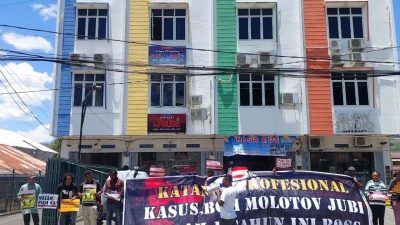 Aksi Jurnalis Papua Rayakan Setahun Teror Molotov ke Kantor Media Lokal