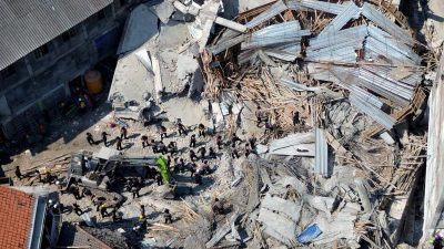 Bangunan Lama Ponpes Sidoarjo Miring Karena Tertimpa Gedung yang Ambruk