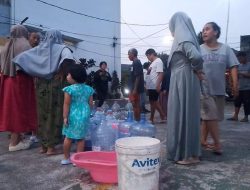 Pipa Bocor Warga Tangerang Kembali Antre untuk Air Bersih