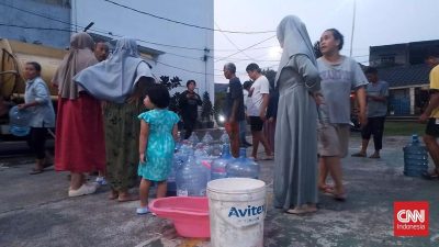 Pipa Bocor Warga Tangerang Kembali Antre untuk Air Bersih