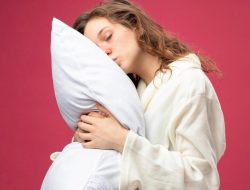 Sarung Bantal Sutra Cegah Kerutan, Fakta atau Tren? Jawaban dari Dokter