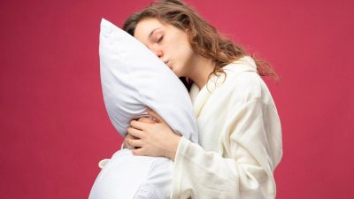 Sarung Bantal Sutra Cegah Kerutan, Fakta atau Tren? Jawaban dari Dokter