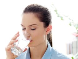 Rajin Minum Air Putih Bantu Jaga Kulit Lembap dan Cegah Kusam
