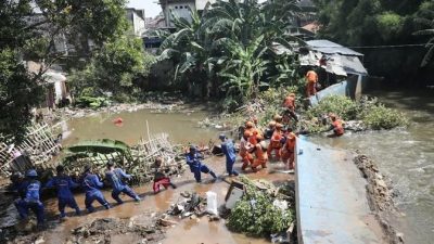 Penanganan Banjir, Pemkot Jaksel Akan Bangun Turap Permanen Lebih Tinggi dari Tanggul