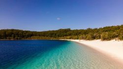 Influencer Perjalanan Didenda Setelah Nyalakan Api Sembarangan di Pulau Pasir Terbesar