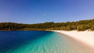 Influencer Perjalanan Didenda Setelah Nyalakan Api Sembarangan di Pulau Pasir Terbesar