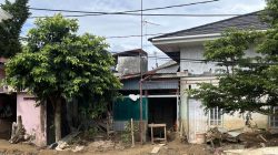 Cerita Manggala Agni Angkut Lumpur dari Rumah Warga Usai Banjir di Sumbar