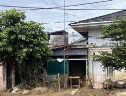 Cerita Manggala Agni Angkut Lumpur dari Rumah Warga Usai Banjir di Sumbar