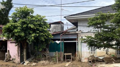 Cerita Manggala Agni Angkut Lumpur dari Rumah Warga Usai Banjir di Sumbar