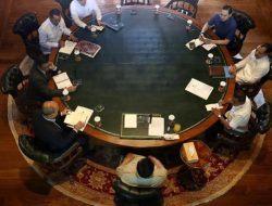 Prabowo Bertemu Menteri di Hambalang Bahas Kampung Haji dan Pemulihan Bencana Sumatra