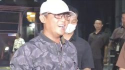 Kena OTT, Bupati Lampung Tengah Tersenyum di Gedung KPK